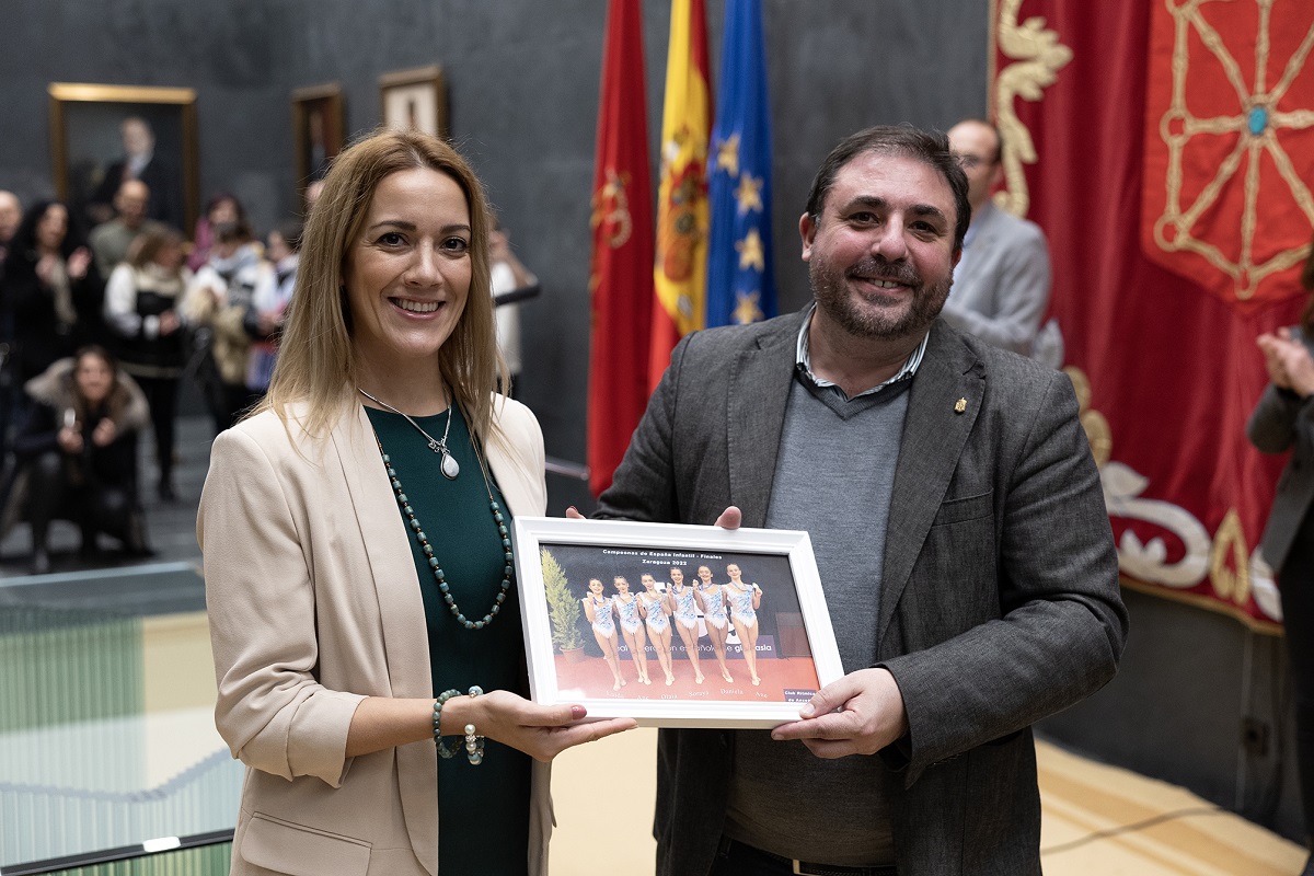 El Parlamento de Navarra recibió al Club Rítmica Ansoáin
